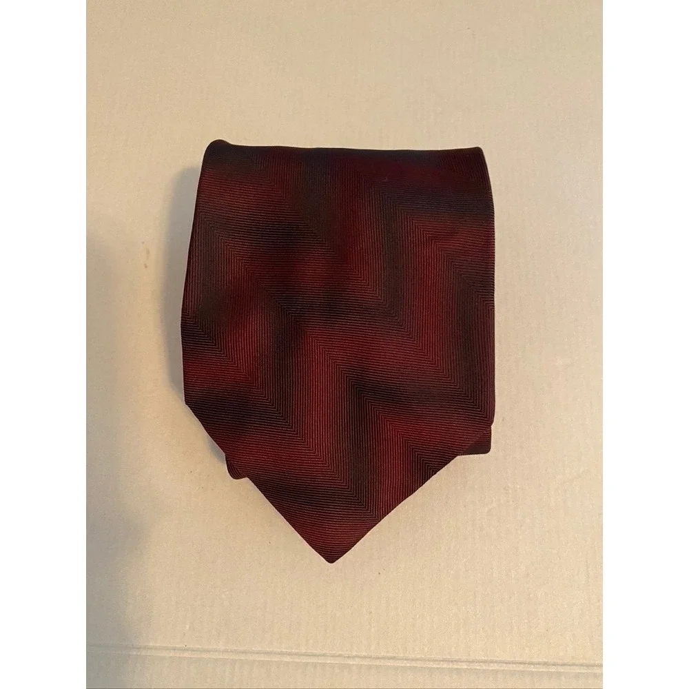 Reaction Kenneth Cole Mens Silk Tie Burgundy Black Chevron Zigzag Geometric USA